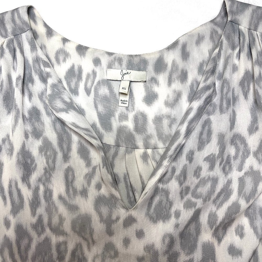 Joie grey/ivory jaguar print V neck Silk Blouse - Picture 6 of 10
